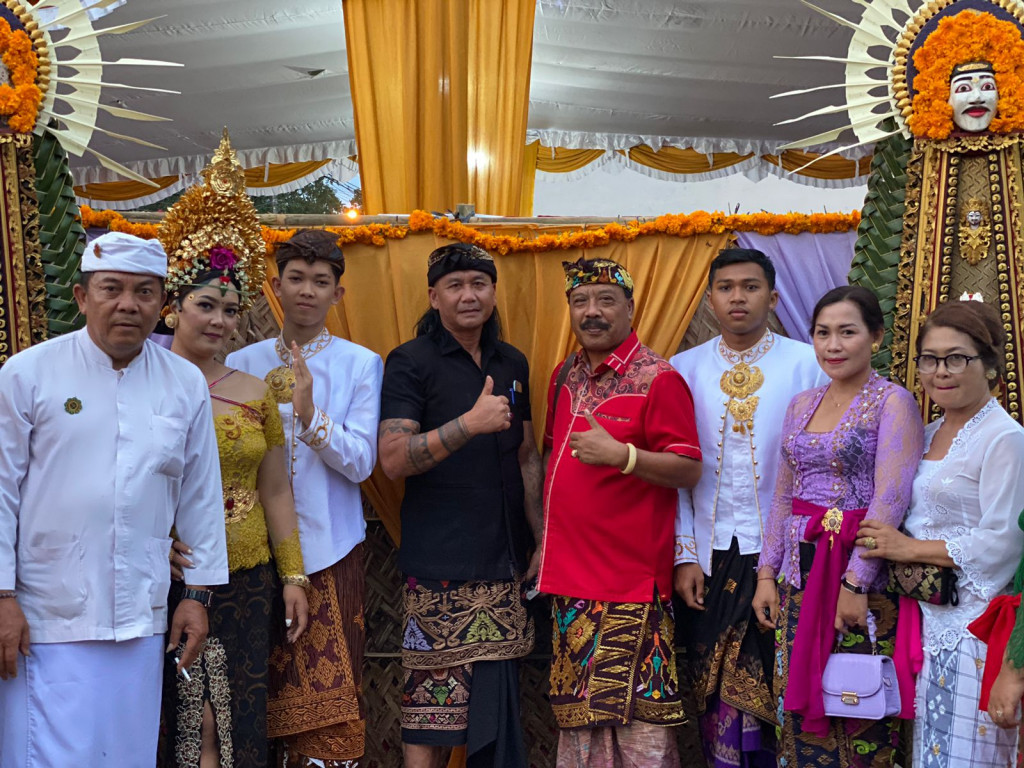 Perbekel Petang Menghadiri Undangan Prawartaka Karya Piodalan Mapulasari dan Mepandes atau Potong Gigi di Rumah I Ketut Sutena Br.Petang Suci